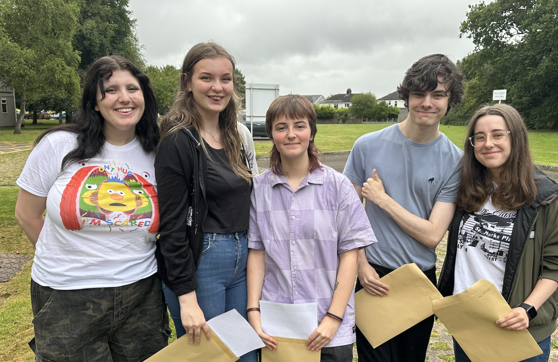 Disgyblion Ysgol Brynteg yn dathlu eu canlyniadau.