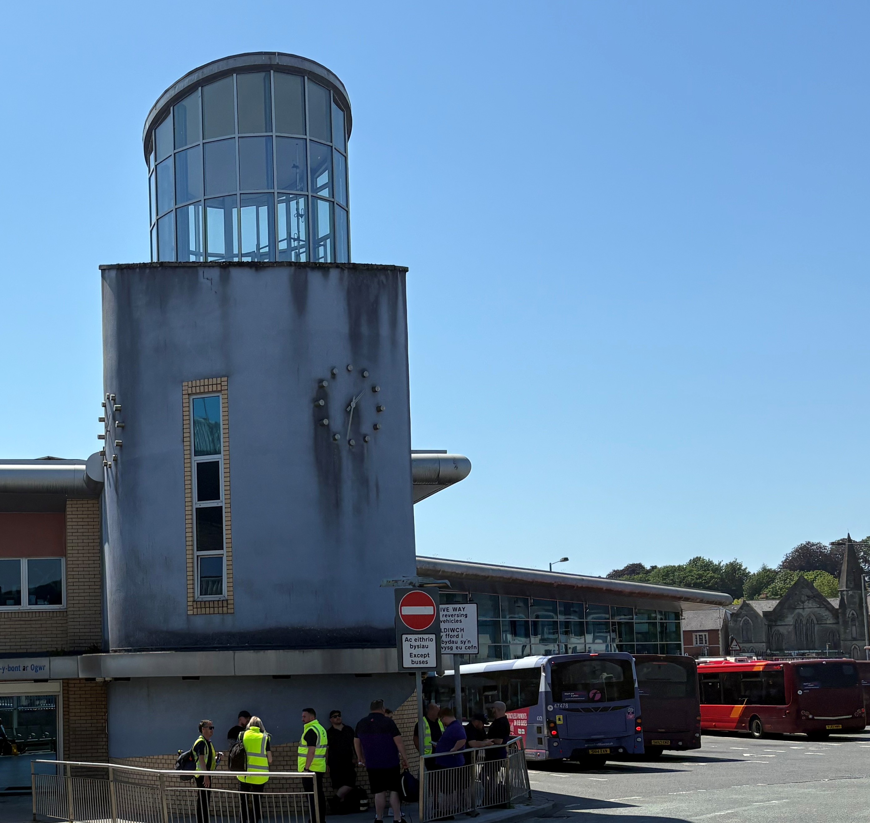 Delwedd o dŵr cloc Gorsaf Fysiau Pen-y-bont ar Ogwr