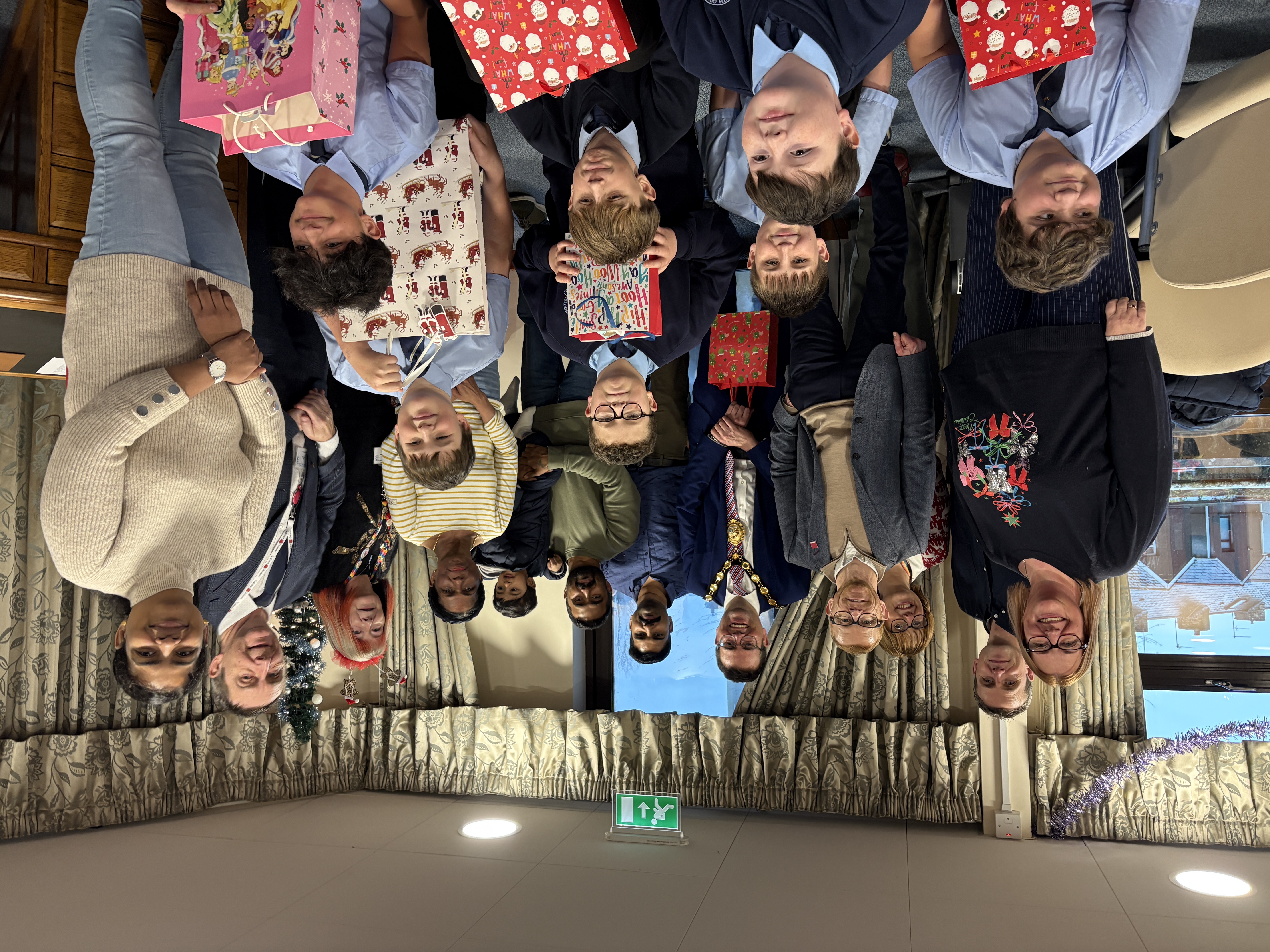 Gwaith tîm: Maer Bwrdeistref Sirol Pen-y-bont ar Ogwr, y Cynghorydd Huw David, gyda phartneriaid o Ymddiriedolaeth Ddiwylliannol Awen, Halo Leisure a Choleg Penybont gyda disgyblion o Ysgol Gyfun Cynffig a gwirfoddolwyr o Dabernacl Bracla.