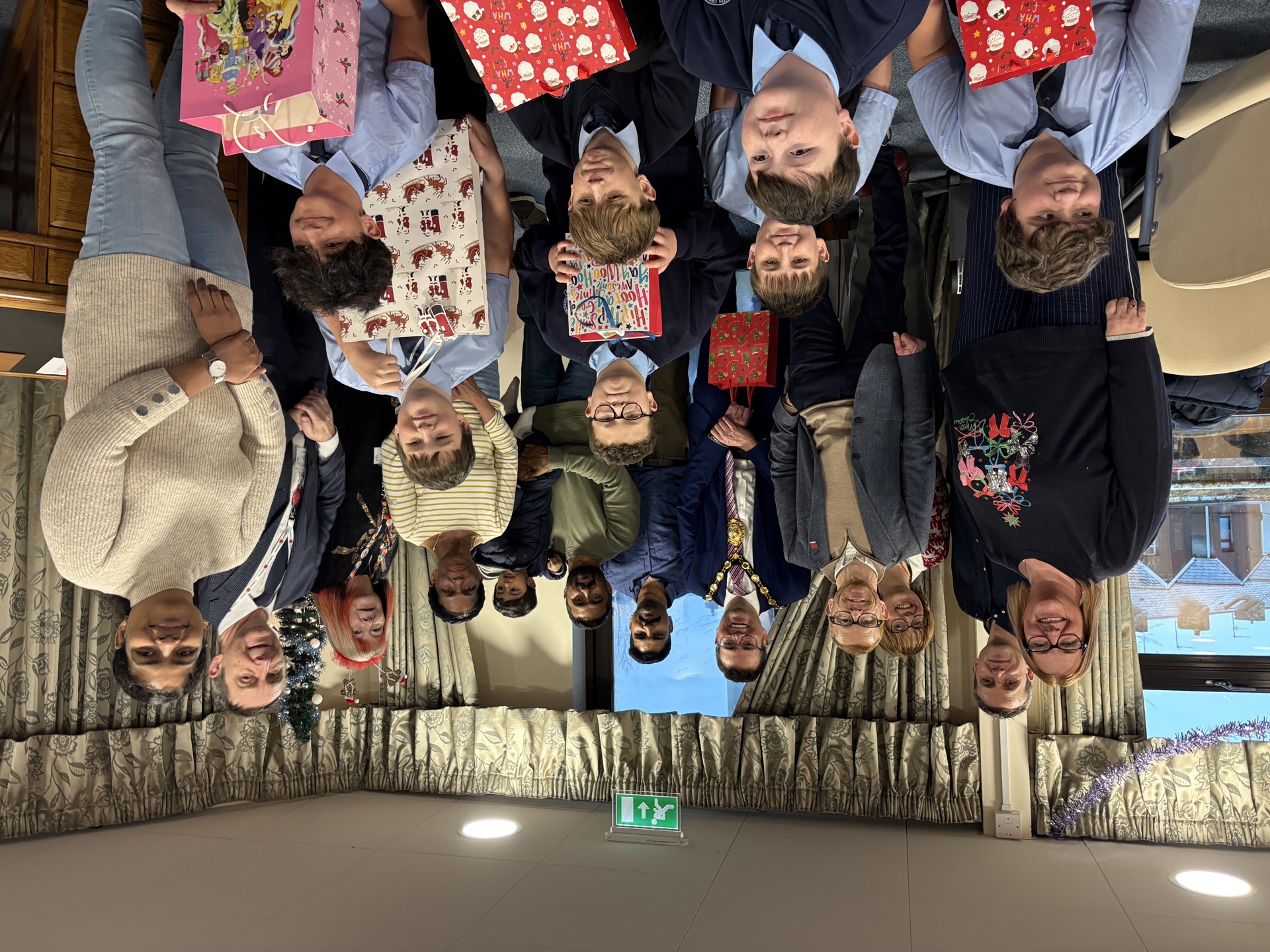 Gwaith tîm: Maer Bwrdeistref Sirol Pen-y-bont ar Ogwr, y Cynghorydd Huw David, gyda phartneriaid o Ymddiriedolaeth Ddiwylliannol Awen, Halo Leisure a Choleg Penybont gyda disgyblion o Ysgol Gyfun Cynffig a gwirfoddolwyr o Dabernacl Bracla.