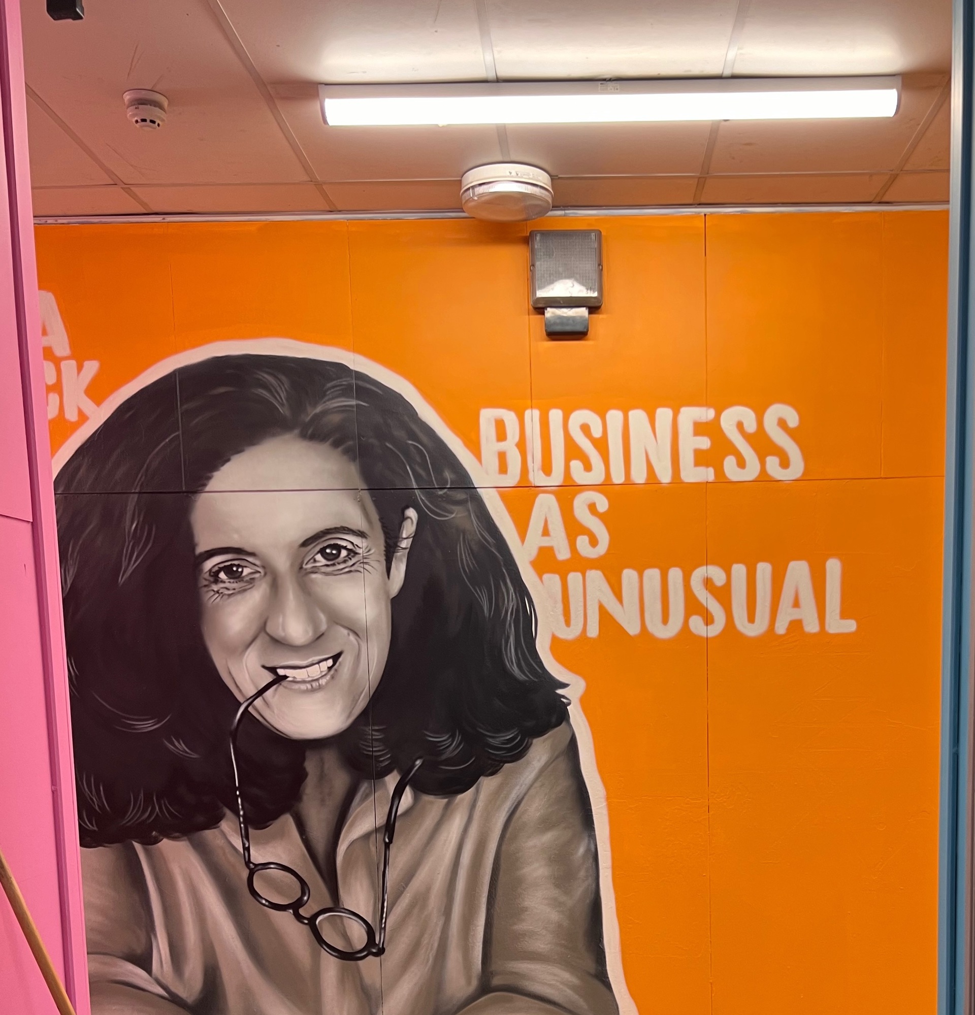 Mae Wall Art yn darlunio Anita Roddick a'r ymadrodd busnes fel rhywbeth anarferol