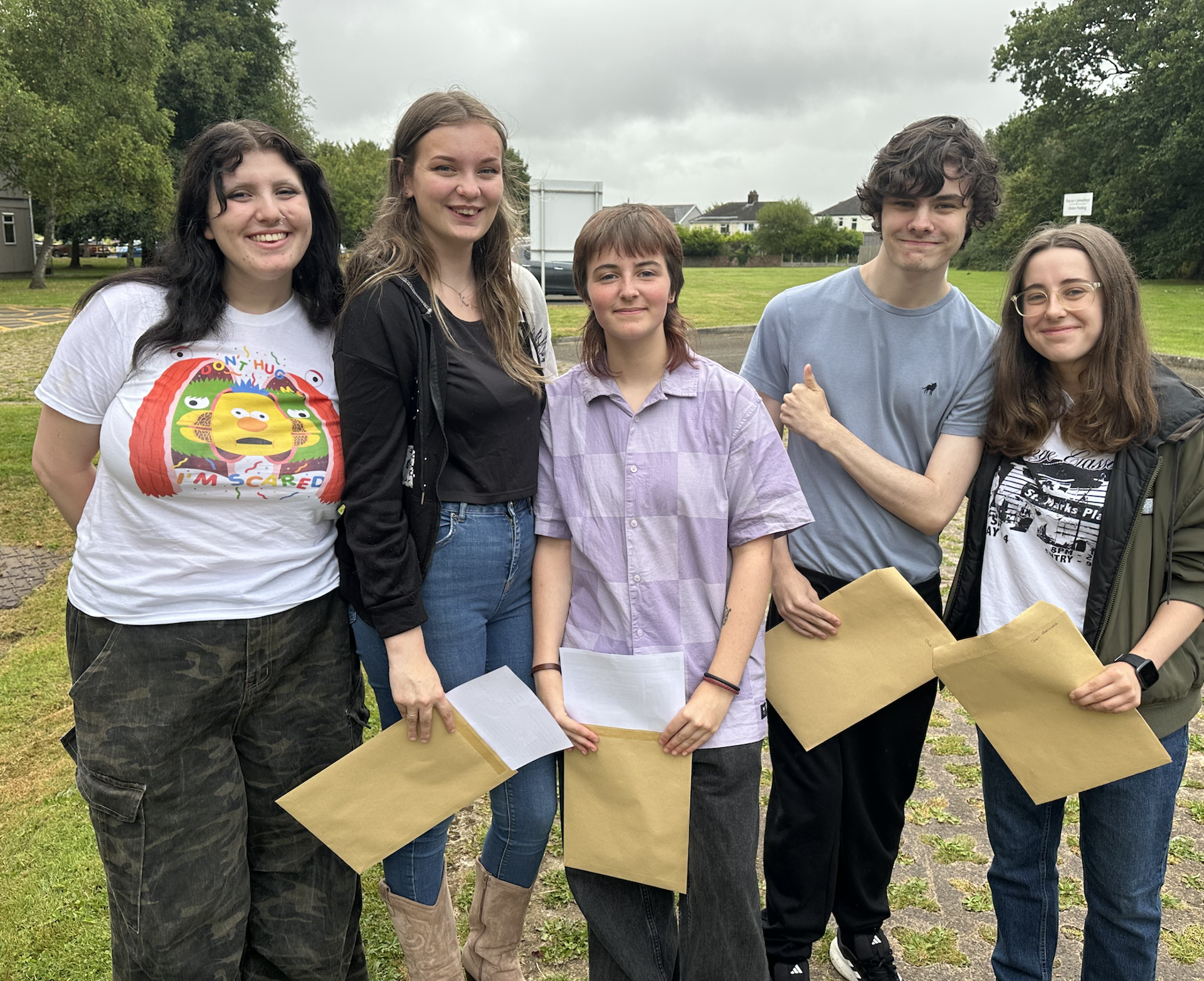 Disgyblion Ysgol Brynteg yn dathlu eu canlyniadau.