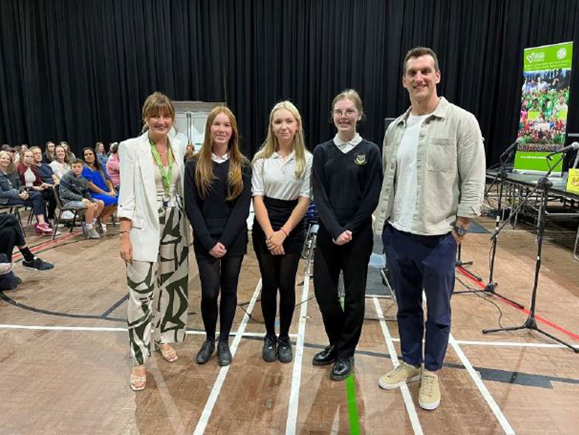Disgyblion Blwyddyn 9 Bryntirion gyda Sam Warburton, un o noddwyr Felindre.
