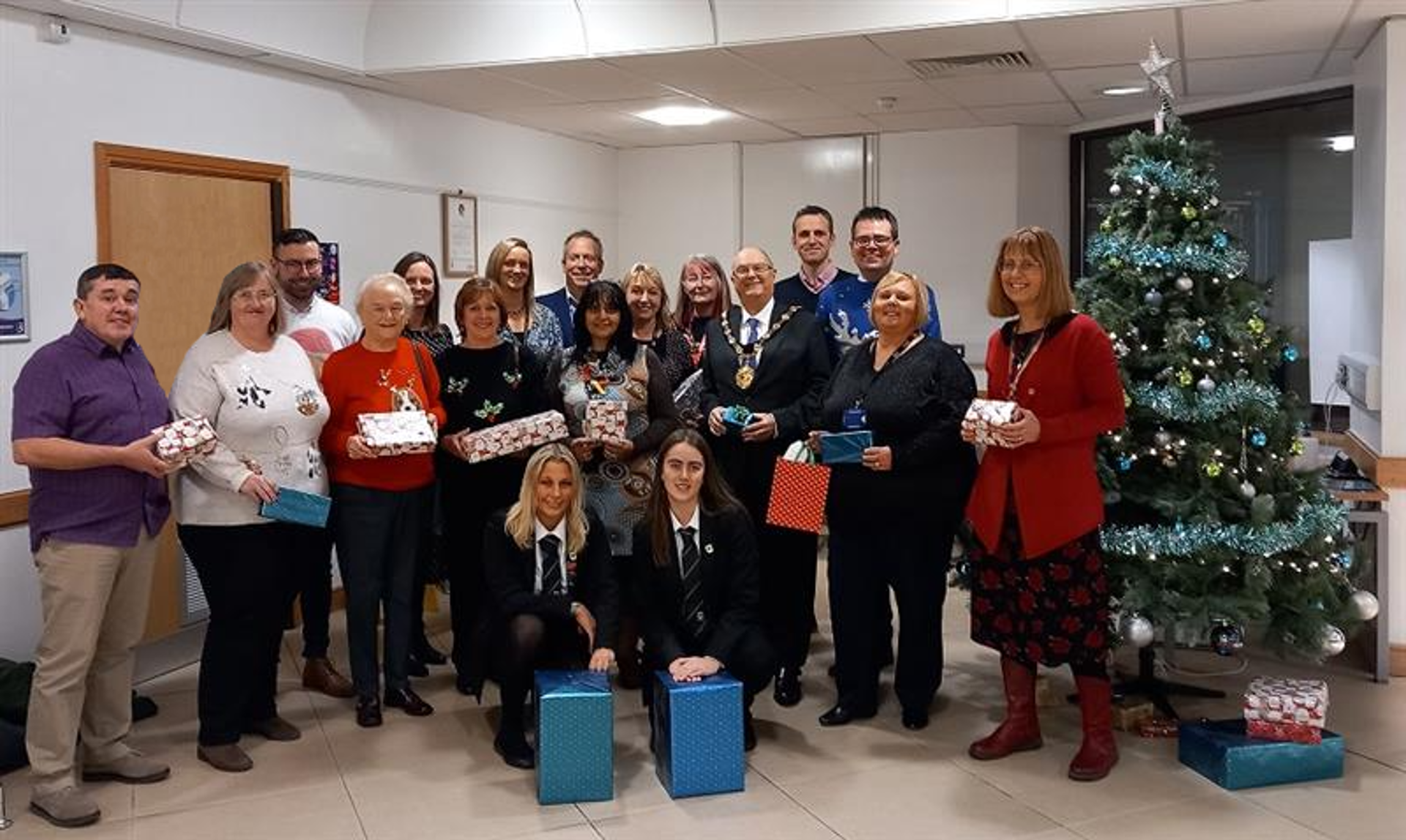 Gwaith tîm: Arweinydd y Cyngor, y Cyng. Huw David, Dirprwy Arweinydd, y Cyng. Jane Gebbie, Aelodau’r Cabinet, y Cyng. Neelo Farr a’r Cyng. Rhys Goode, Maer Bwrdeistref Sirol Pen-y-bont ar Ogwr, y Cyng. William Kendall gyda phartneriaid, gwirfoddolwyr, a disgyblion o Ysgol Bryntirion.