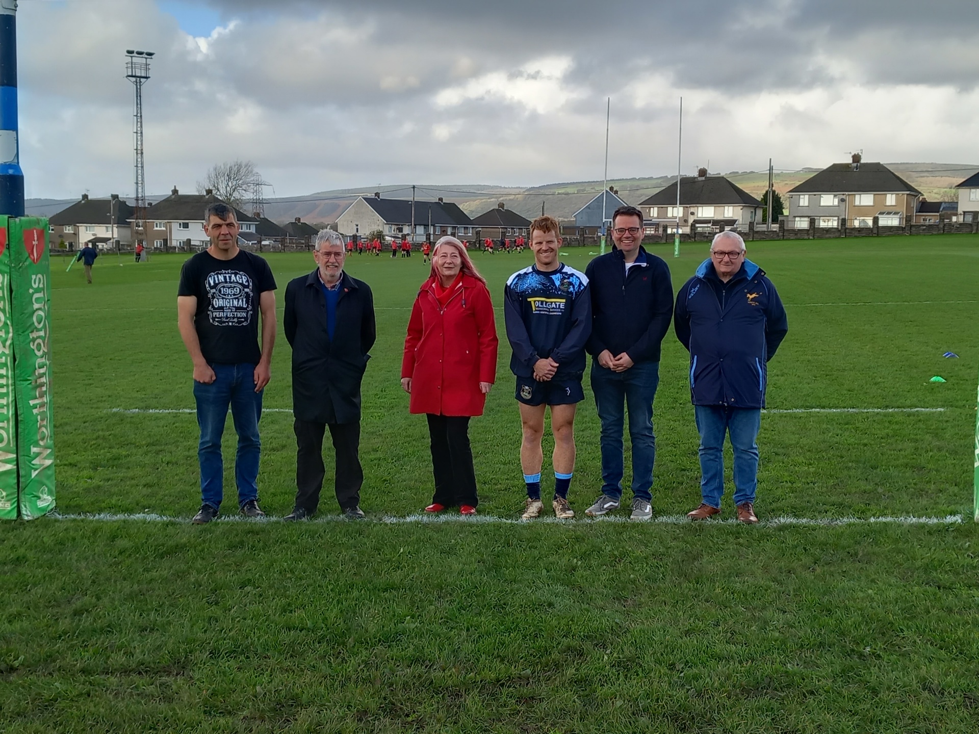 (ch i dd): Richard Underhill, Ysgrifennydd y Clwb, y Cynghorydd Mike Kearn, Dirprwy Arweinydd, Jane Gebbie, Capten y Tîm, Tom Brigs, Arweinydd y Cyngor, Huw David a Chadeirydd y Clwb, Howard Phillips.