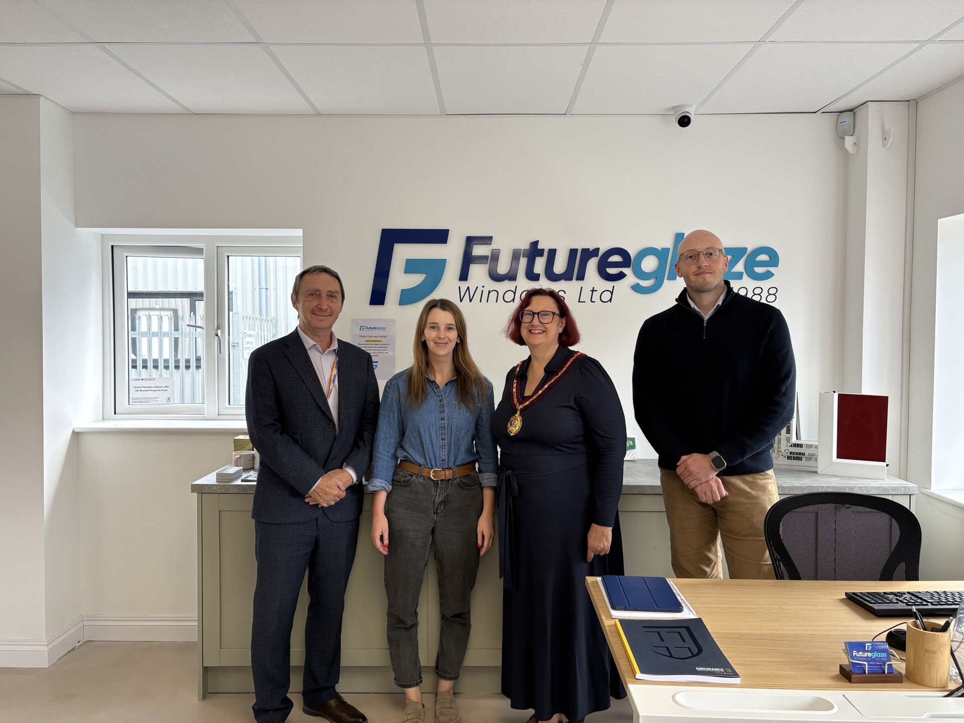 (O'r chwith i'r dde) Y Cynghorydd John Spanswick, Arweinydd Cyngor Bwrdeistref Sirol Pen-y-bont ar Ogwr, Rebecca Dean, Rheolwr Gyfarwyddwr Futureglaze Windows, y Cynghorydd Elaine Winstanley, Dirprwy Faer Cyngor Bwrdeistref Sirol Pen-y-bont ar Ogwr a Tom Robinson, Cyfarwyddwr Futureglaze Windows ar ymweliad diweddar â'r safle ar Ystâd Ddiwydiannol Ewenni, Pen-y-bont ar Ogwr.