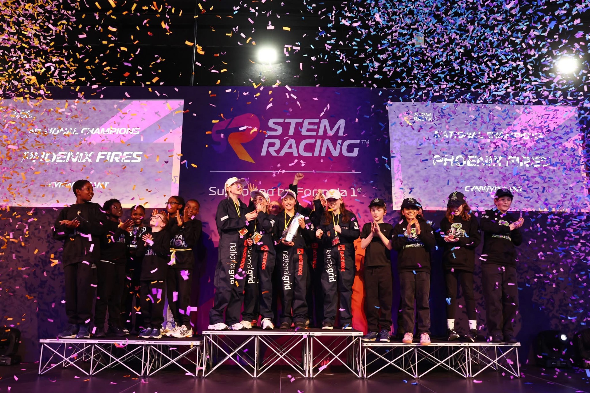 Y disgyblion blwyddyn chwech Anya, Celyn, Imogen, Magi, Loki a Joseff o Ysgol Cynwyd Sant yn dathlu eu llwyddiant fel Pencampwyr Cenedlaethol Cynradd STEM y DU ar gyfer 2026.