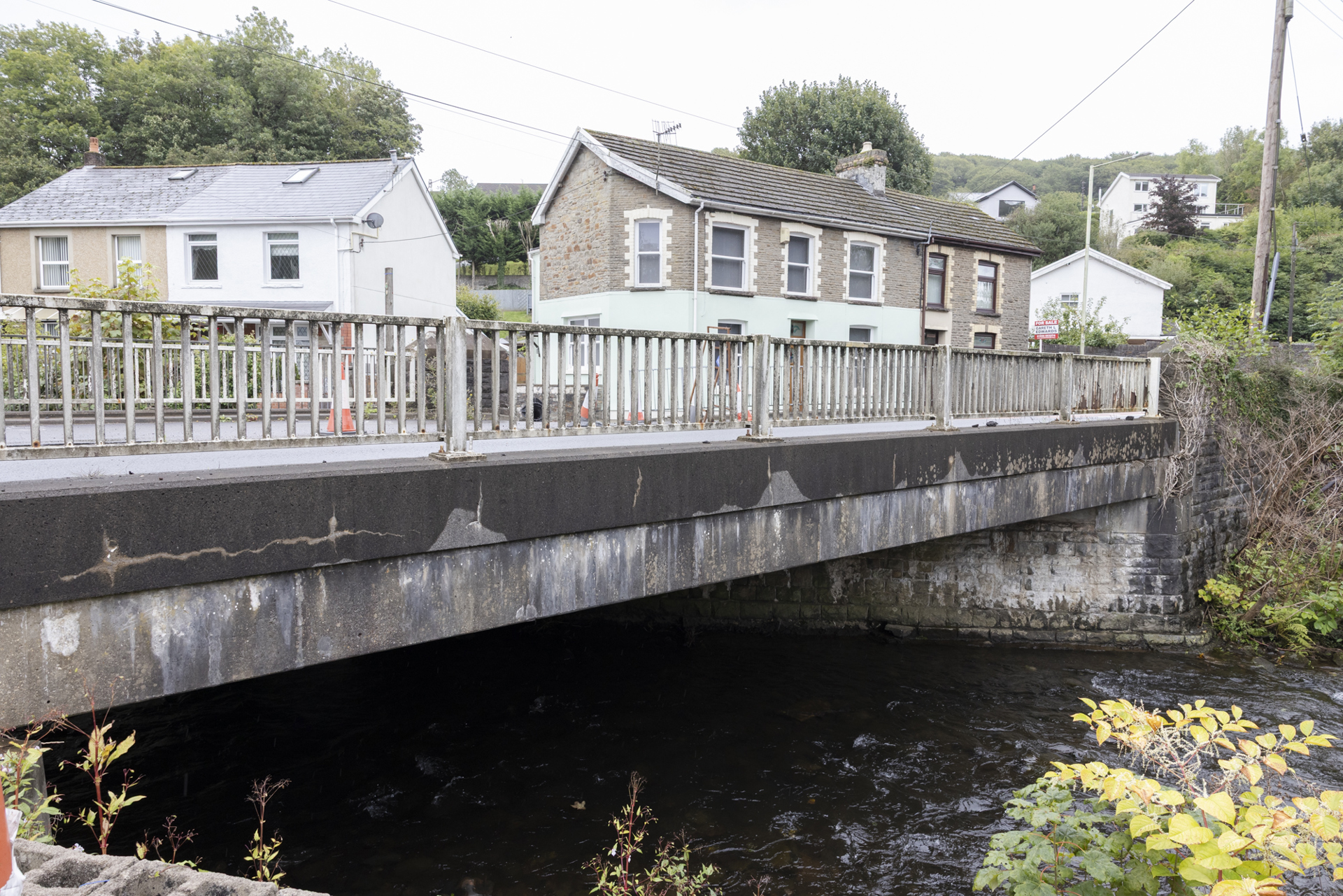 pont afon yr A4061 ym Melin Ifan Ddu