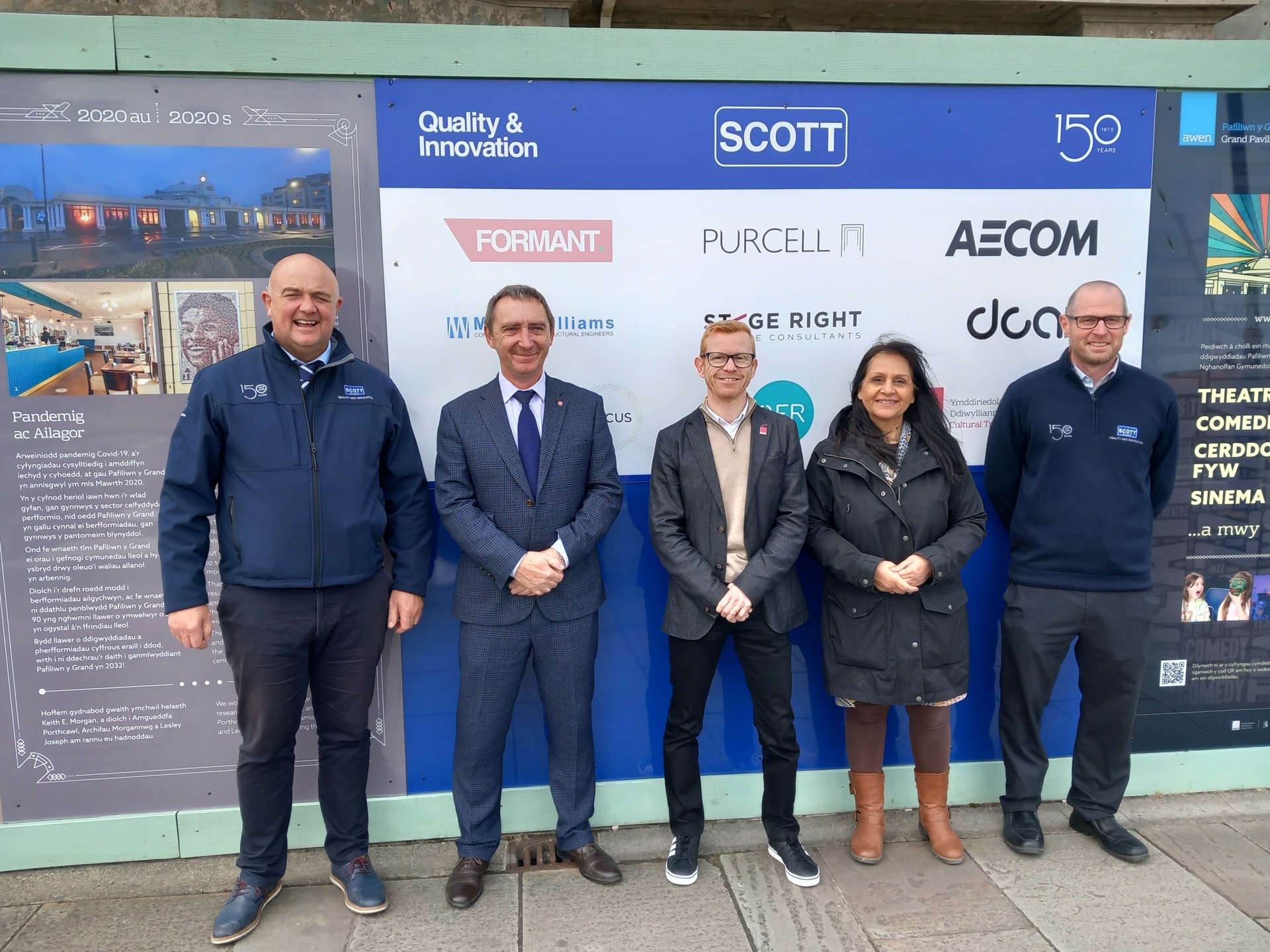 :(O'r chwith i'r dde) Jamie Costain, Rheolwr Contractau, Andrew Scott Cyf, Arweinydd y Cyngor John Spanswick, Richard Hughes, Prif Weithredwr – Ymddiriedolaeth Ddiwylliannol Awen, y Cynghorydd Neelo Farr a Sam Bain, Uwch Reolwr Prosiectau, Andrew Scott Cyf.