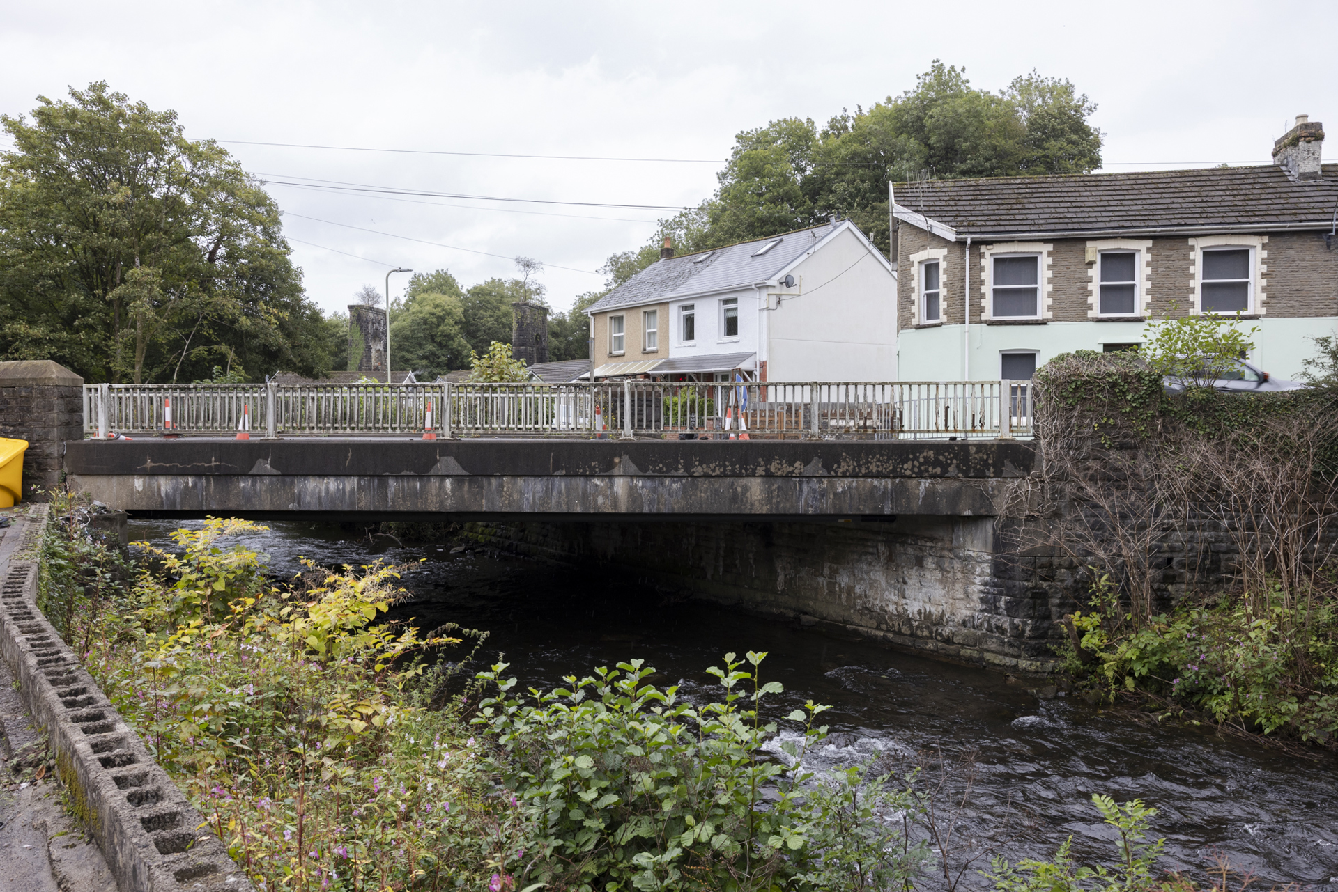 pont afon yr A4061 ym Melin Ifan Ddu 
