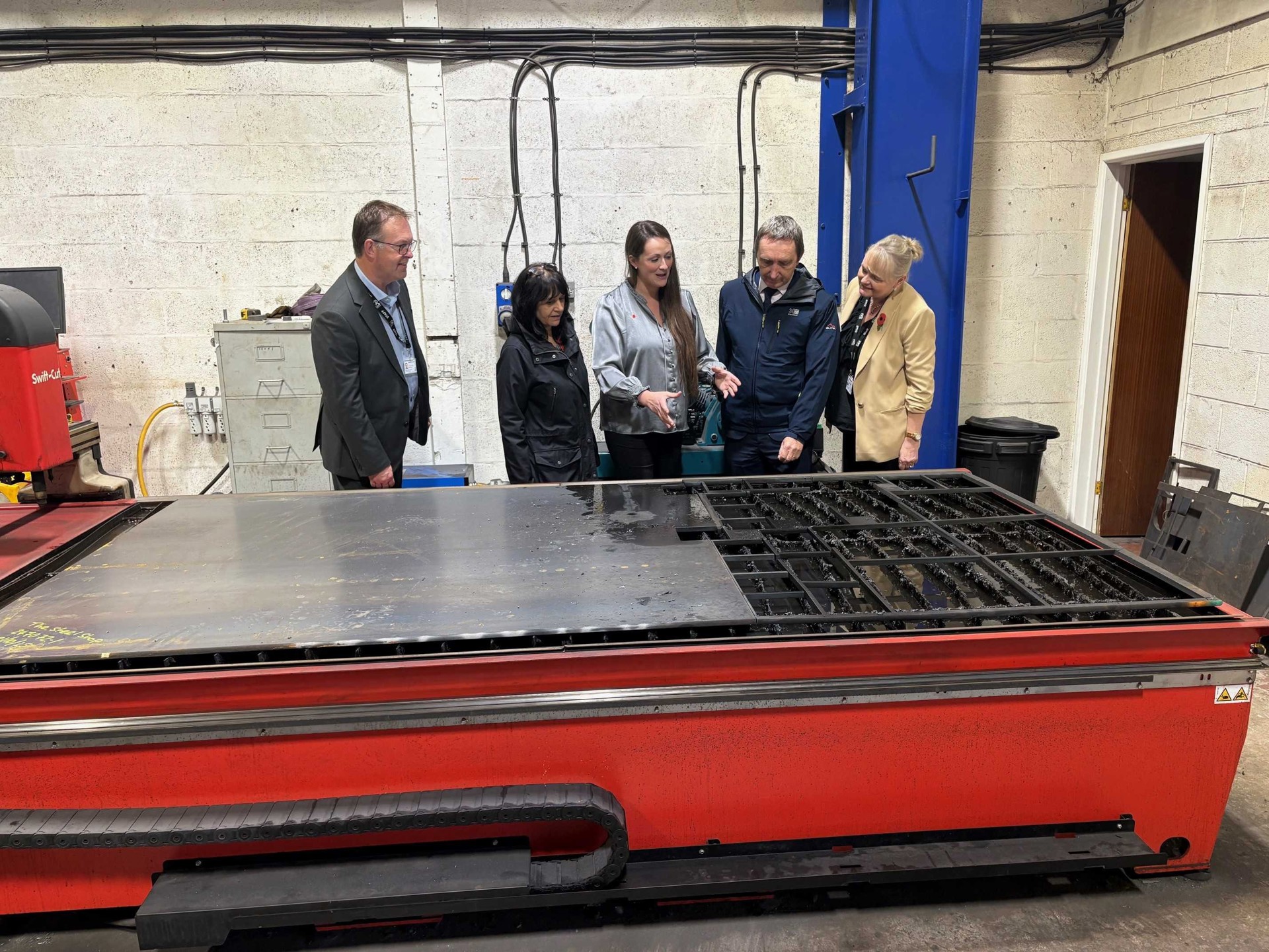 Arweinydd y Cyngor, y Cynghorydd John Spanswick a'r Aelod Cabinet, y Cynghorydd Neelo Farr, gydag aelodau o dîm yr Economi a Menter, a'r perchennog Laura Healey. 