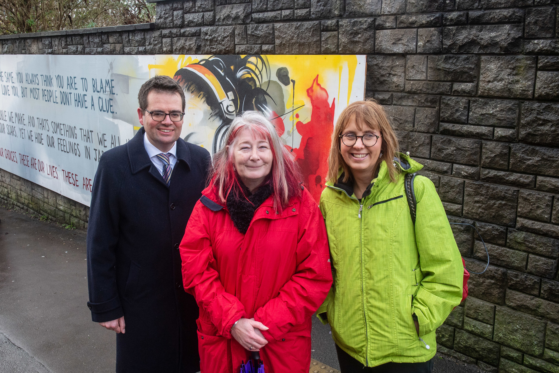 Tîm Maethu Cymru Pen-y-bont ar Ogwr gyda phartneriaid ac Aelodau Cabinet y Cyngor yn nigwyddiad dadorchuddio’r murlun