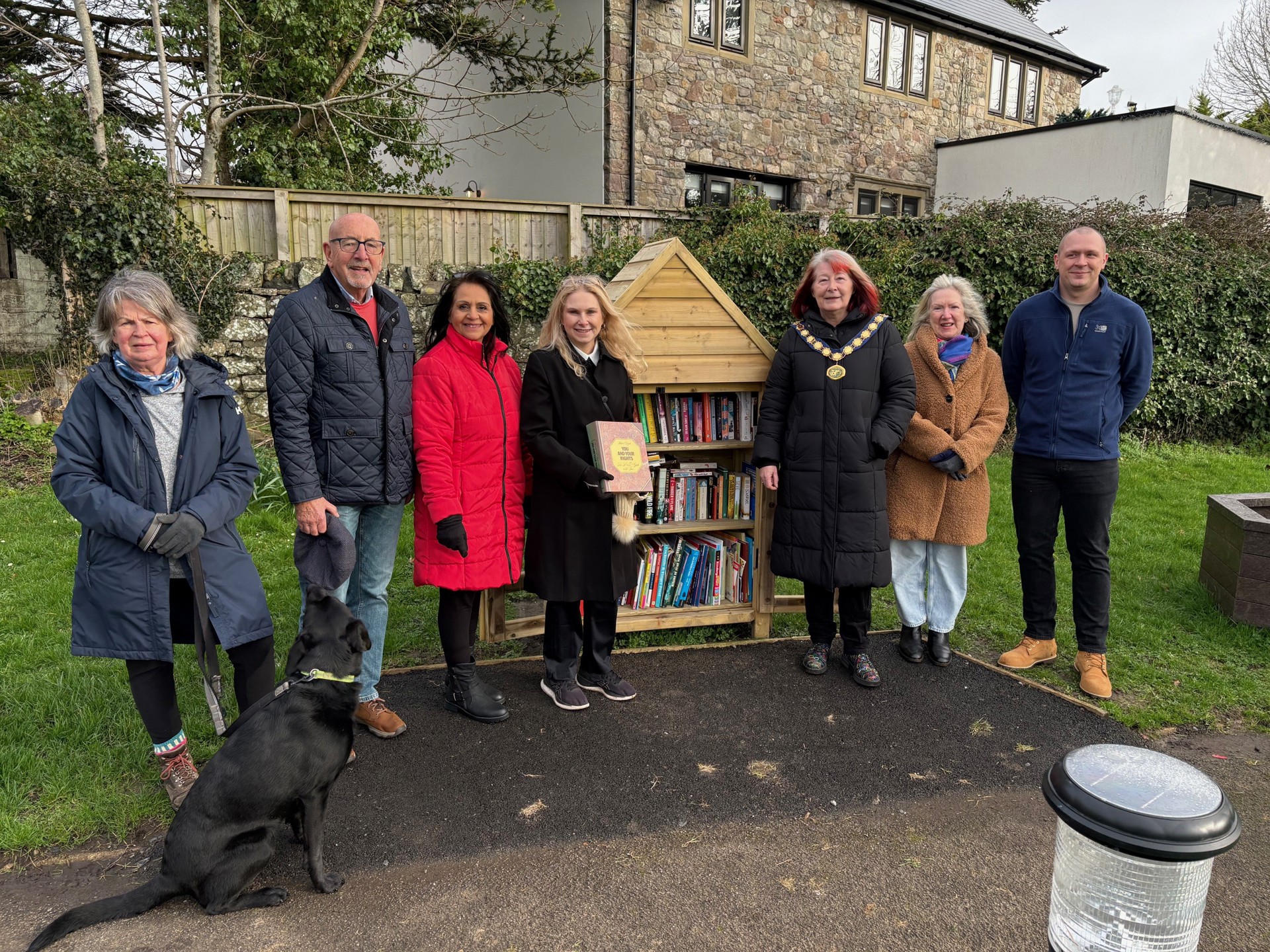 Buddsoddi yn ein cymunedau: Trigolion pentref Pen-y-Fai, yn y llun gyda'r Dirprwy Arweinydd, y Cynghorydd Jane Gebbie, yr Aelod Cabinet y Cynghorydd Neelo Farr, y Cynghorydd Heidi Bennett, Aelod Ward a Chynghorydd Cymuned gyda Harris Stone yng Nghae’r Ffesant. 