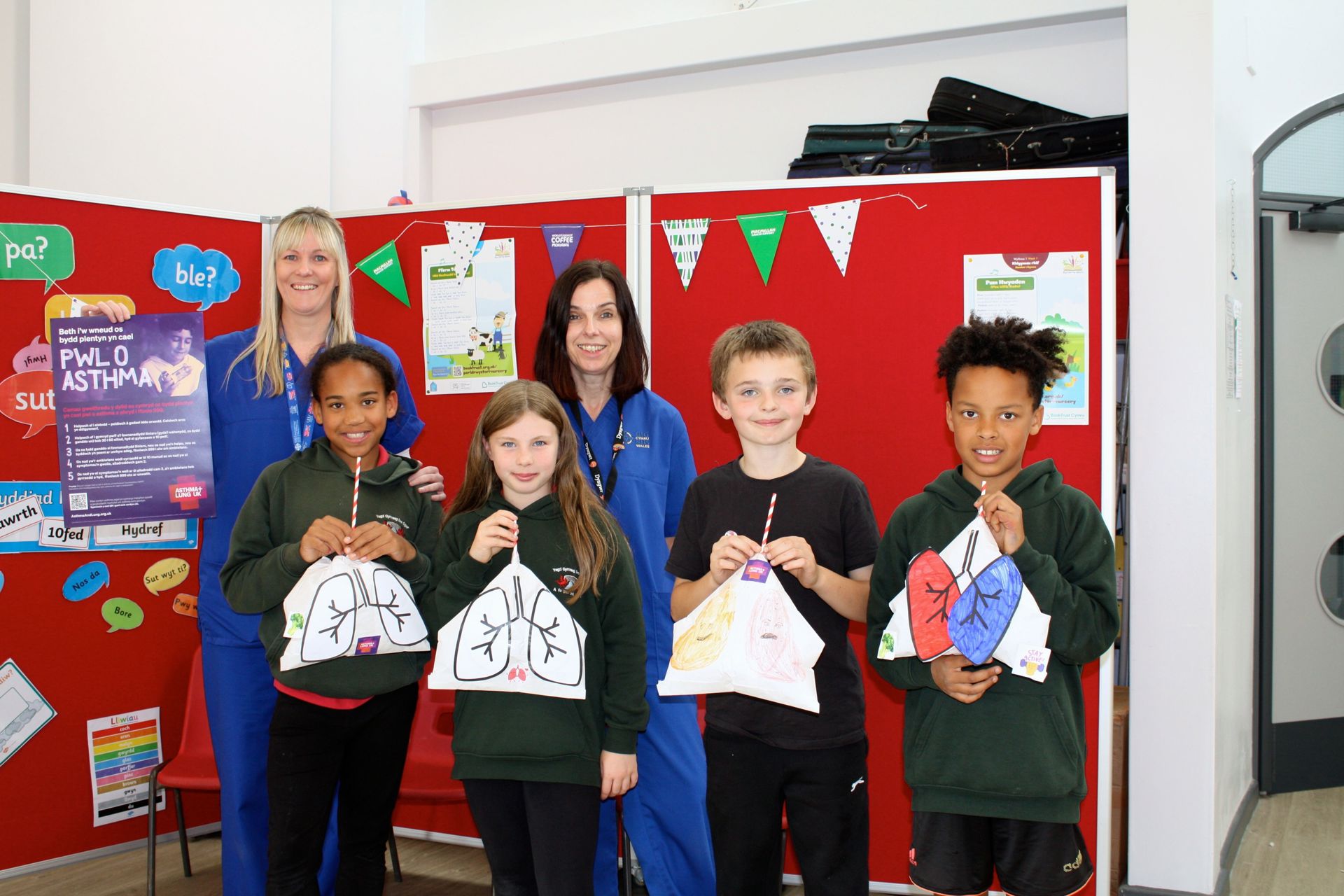 Disgyblion yn ystumio gyda staff Asthma ac Ysgyfaint Cymru