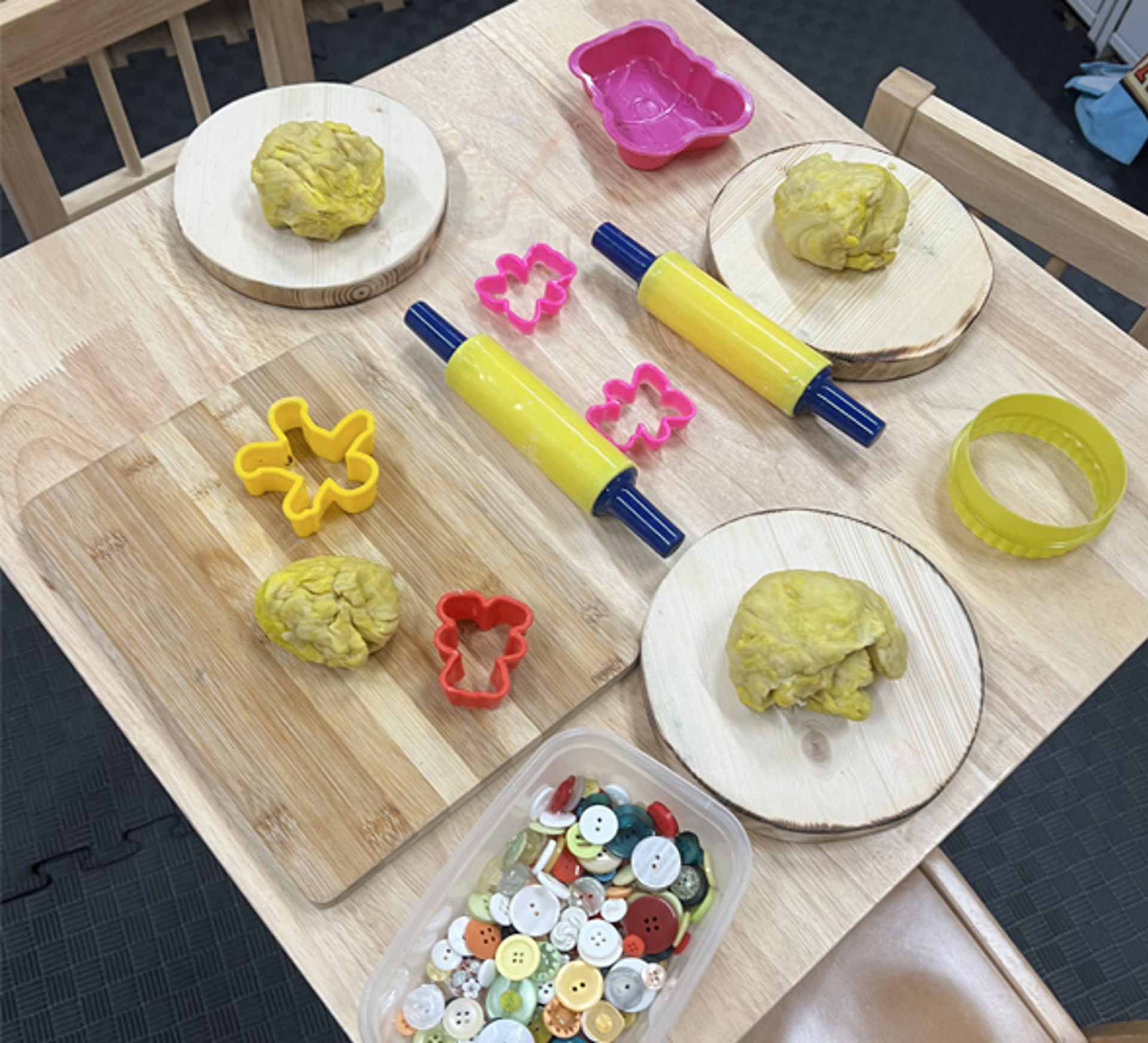 Playdoh, pinnau rholio a thorwyr crwst 