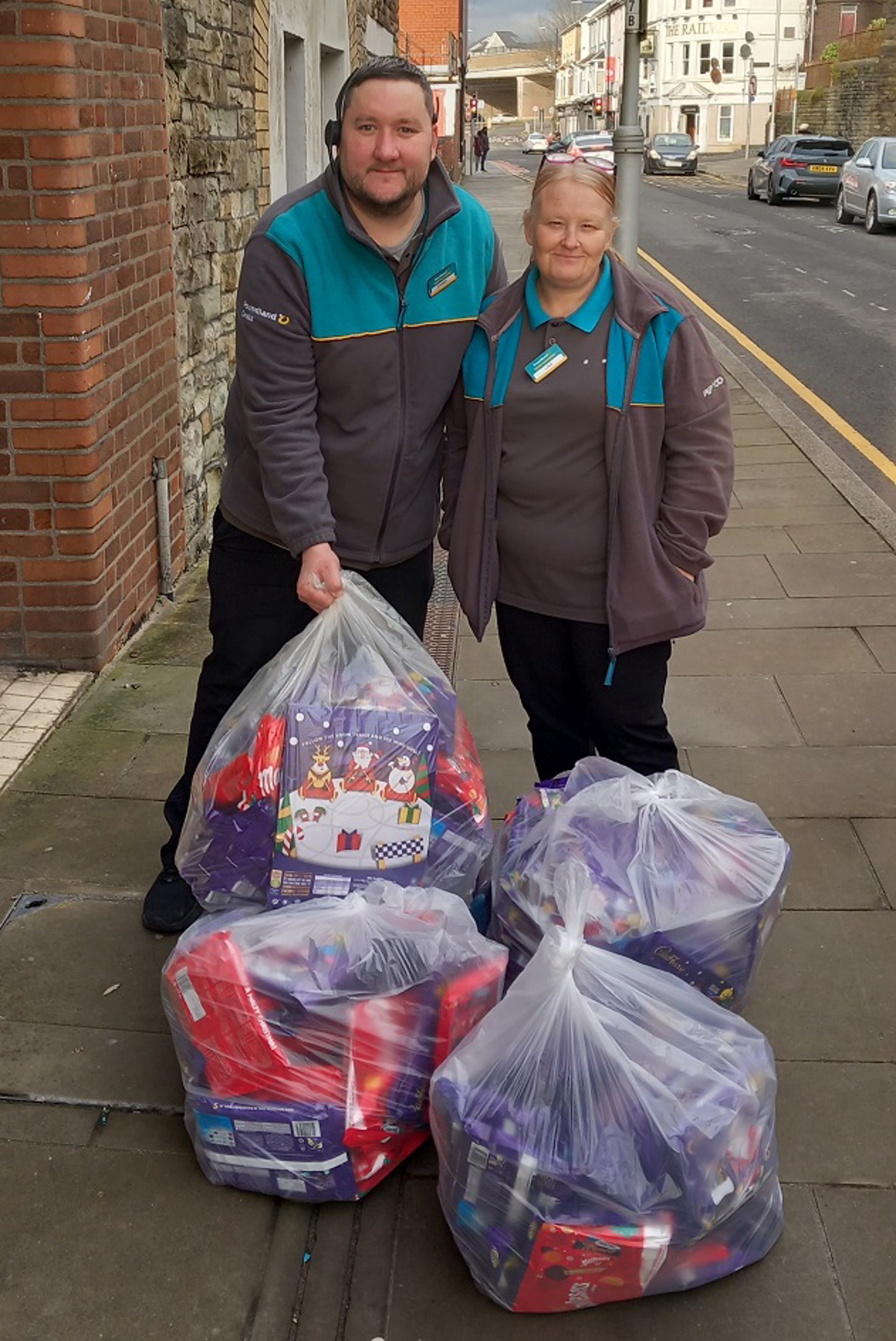 Staff yn Poundland, Pen-y-bont ar Ogwr, gyda’u cyfraniadau.