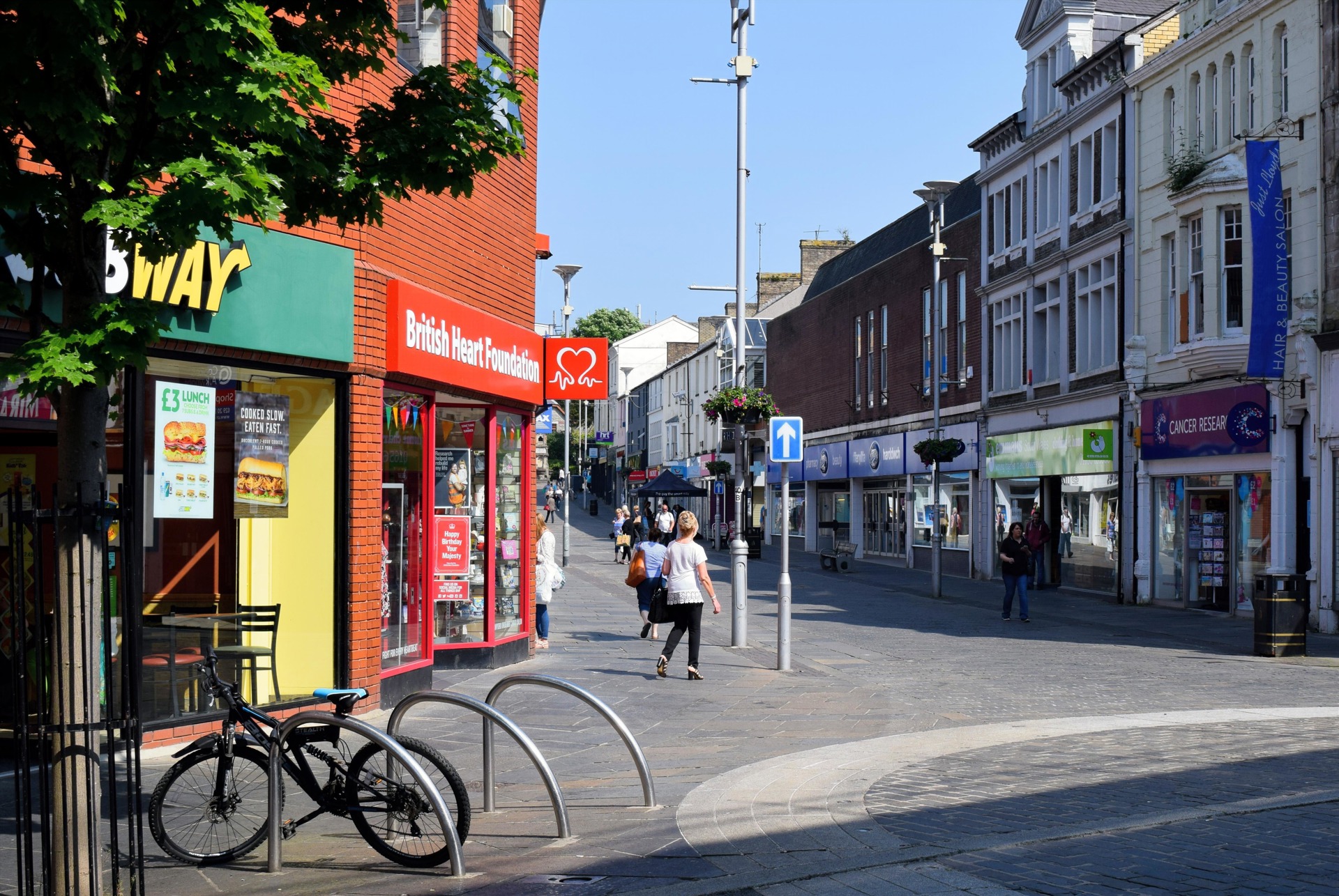 Lluniau o strydoedd i gerddwyr canol tref Pen-y-bont ar Ogwr