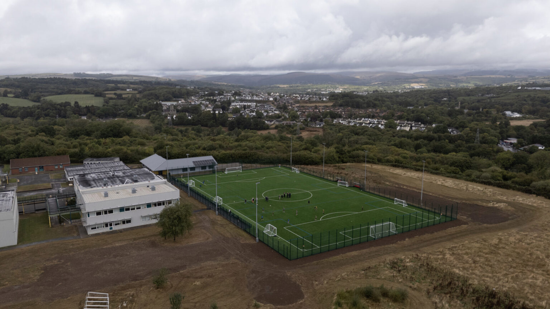 Golygfa o'r awyr o'r cae newydd