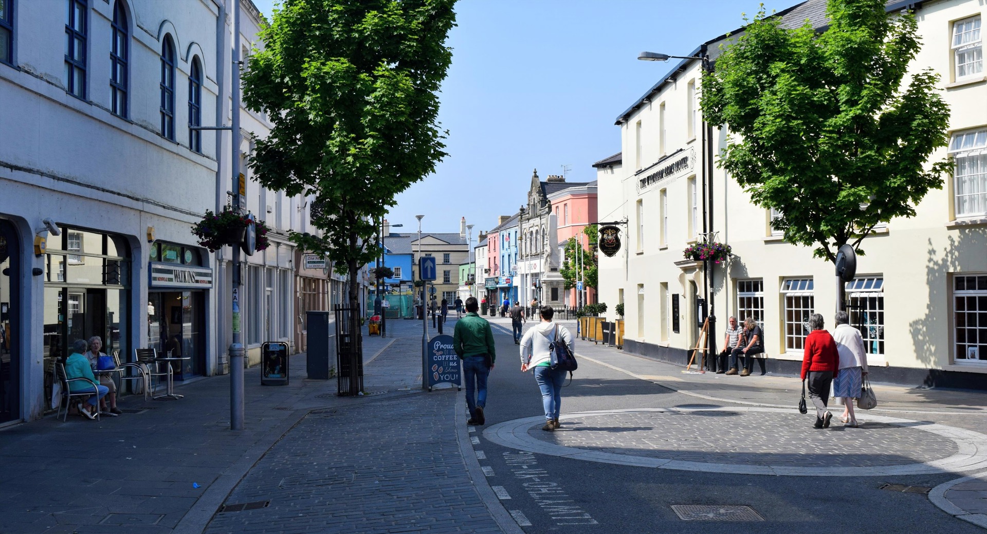 Lluniau o strydoedd i gerddwyr canol tref Pen-y-bont ar Ogwr