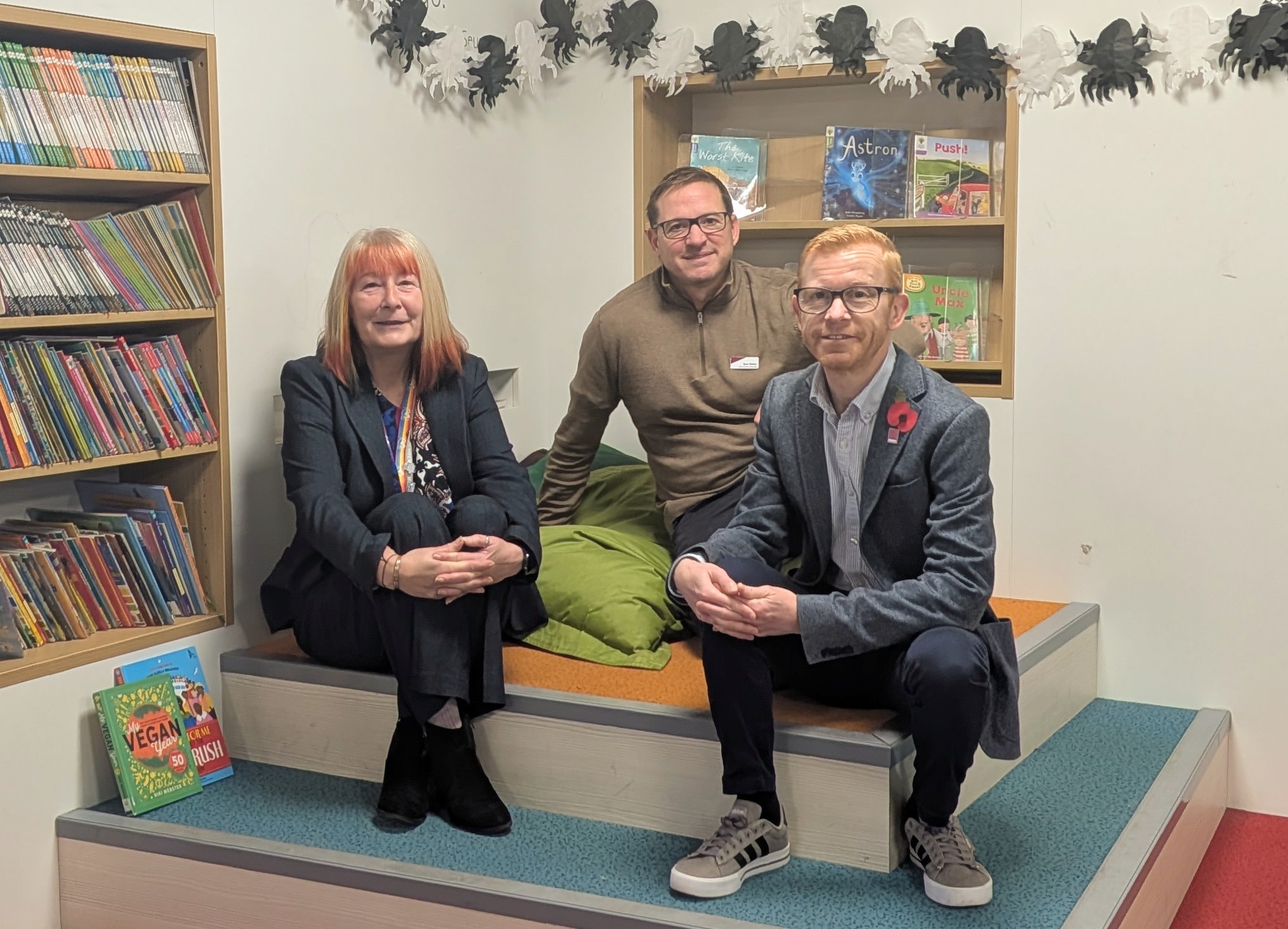Dywedodd Richard Hughes, Prif Weithredwr Ymddiriedolaeth Ddiwylliannol Awen, Dirprwy Arweinydd a’r Aelod Cabinet dros Wasanaethau Cymdeithasol, Iechyd a Lles, y Cynghorydd Jane Gebbie a Scott Rolfe, Prif Weithredwr Halo Leisure